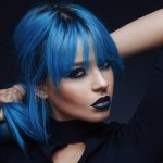 Žena s modrýma vlasama - barvené vlasy