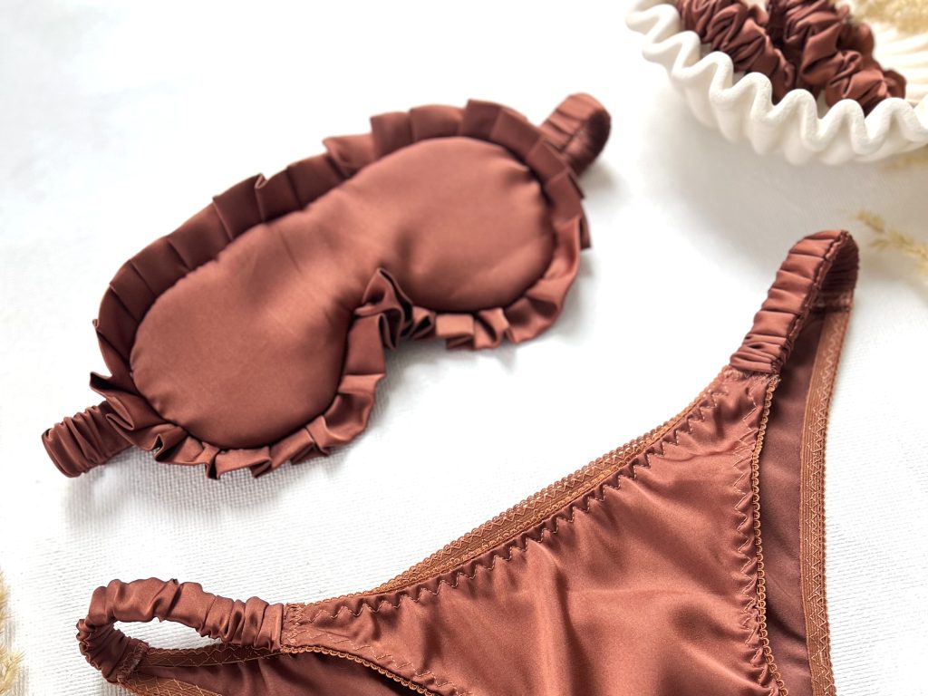 škraboška_na_spaní